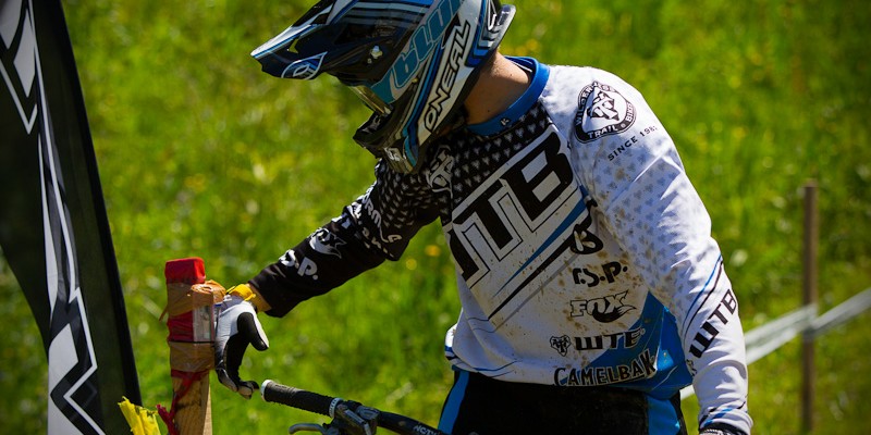 Na SloEnduro tekmah se uporablja sistem za merjenje časa SportIdent, ki deluje s pomočjo magnetnih kartic. Dirka se v cilju konča šele po pisku postaje, ki tekmovalcu potrdi zabeležen čas.  Tadej Razpet na sliki v cilju ene od etap. Foto: Vanja Kodermac