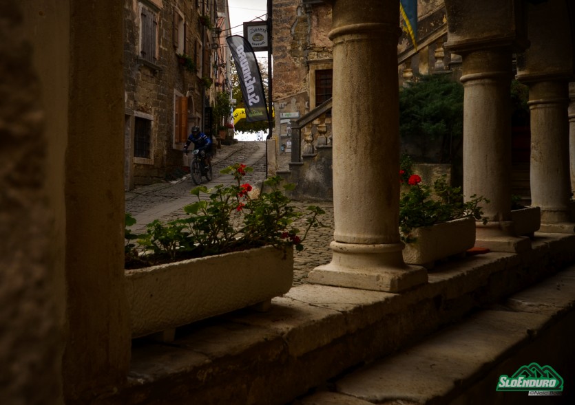 Prolog in peta etapa sta potekala po ulicah imenitnega Grožnjana