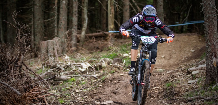 Ana Zupan na poti proti zmagi na prvem Enduro Rogla.